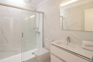 Douche, serviettes fournies, savon, papier toilette