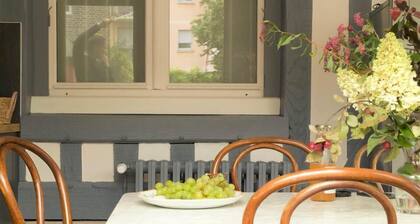Beautiful studio with garden in a large, renovated townhouse from 2021.