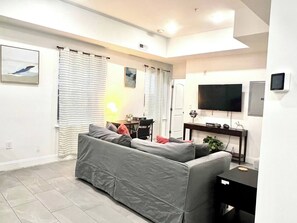 Living area - Nice Retreat across the Met (Philadelphia)