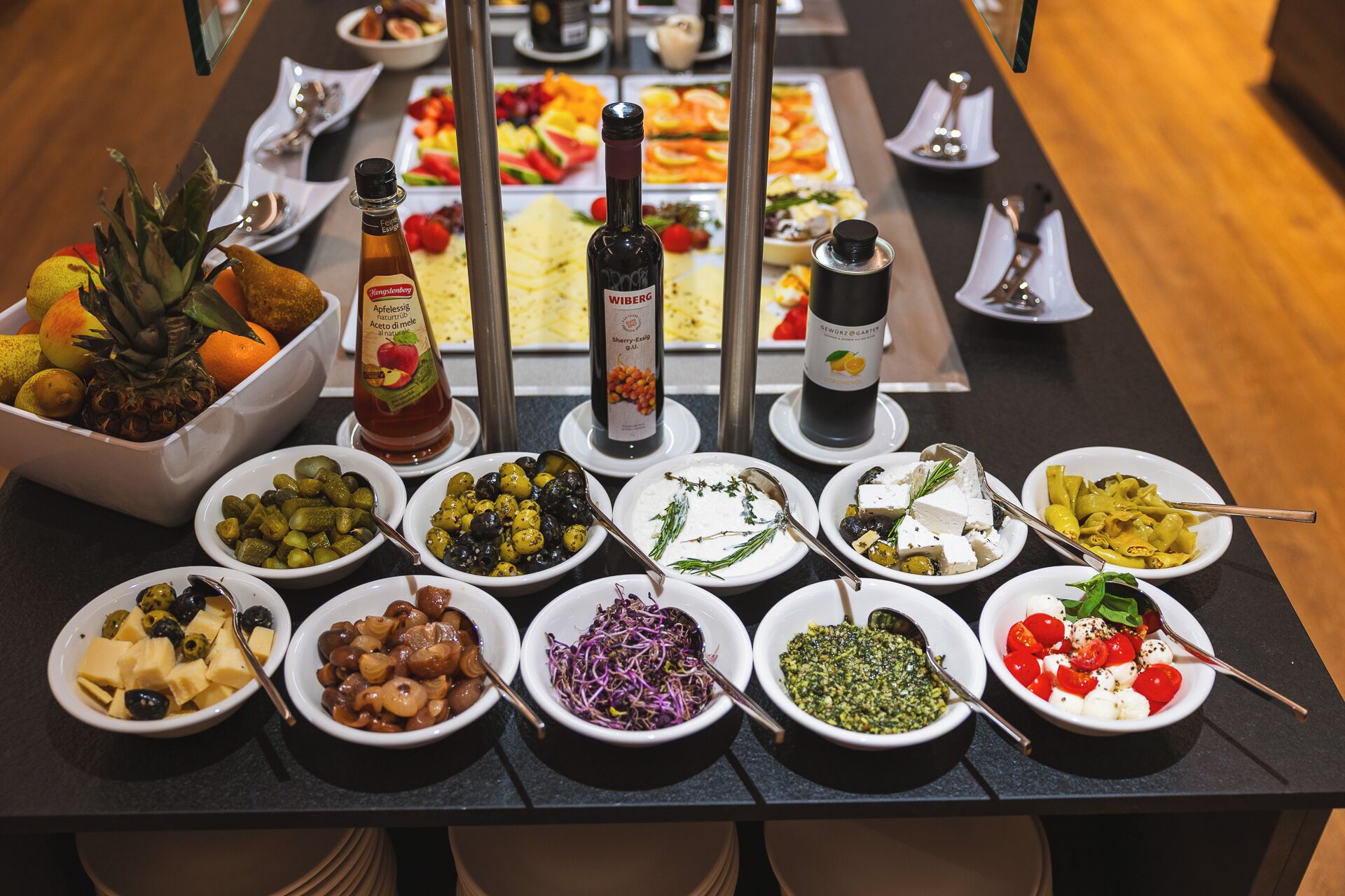 Una mesa de buffet con diversos platos y salsas.