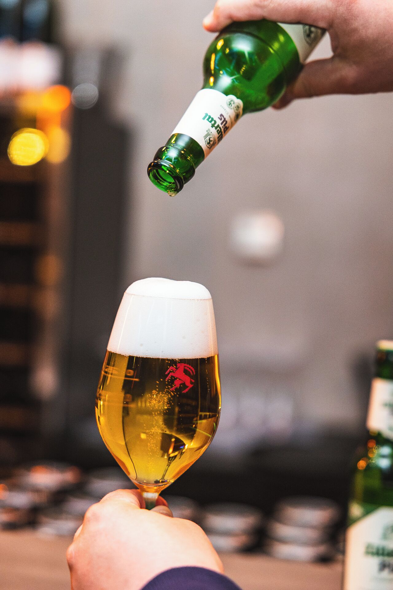 Une personne qui verse de la bière dans un verre.