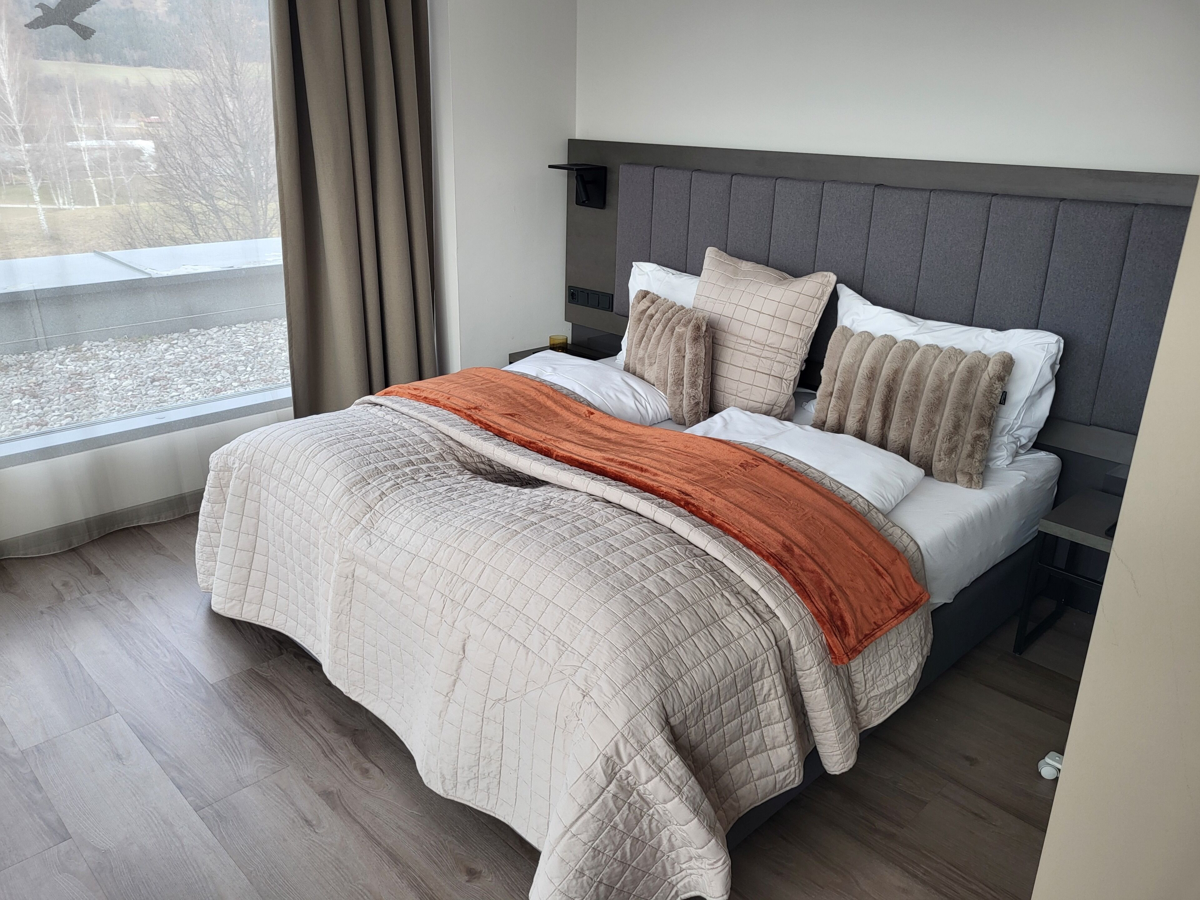 Premium bedding, in-room safe, desk, laptop workspace