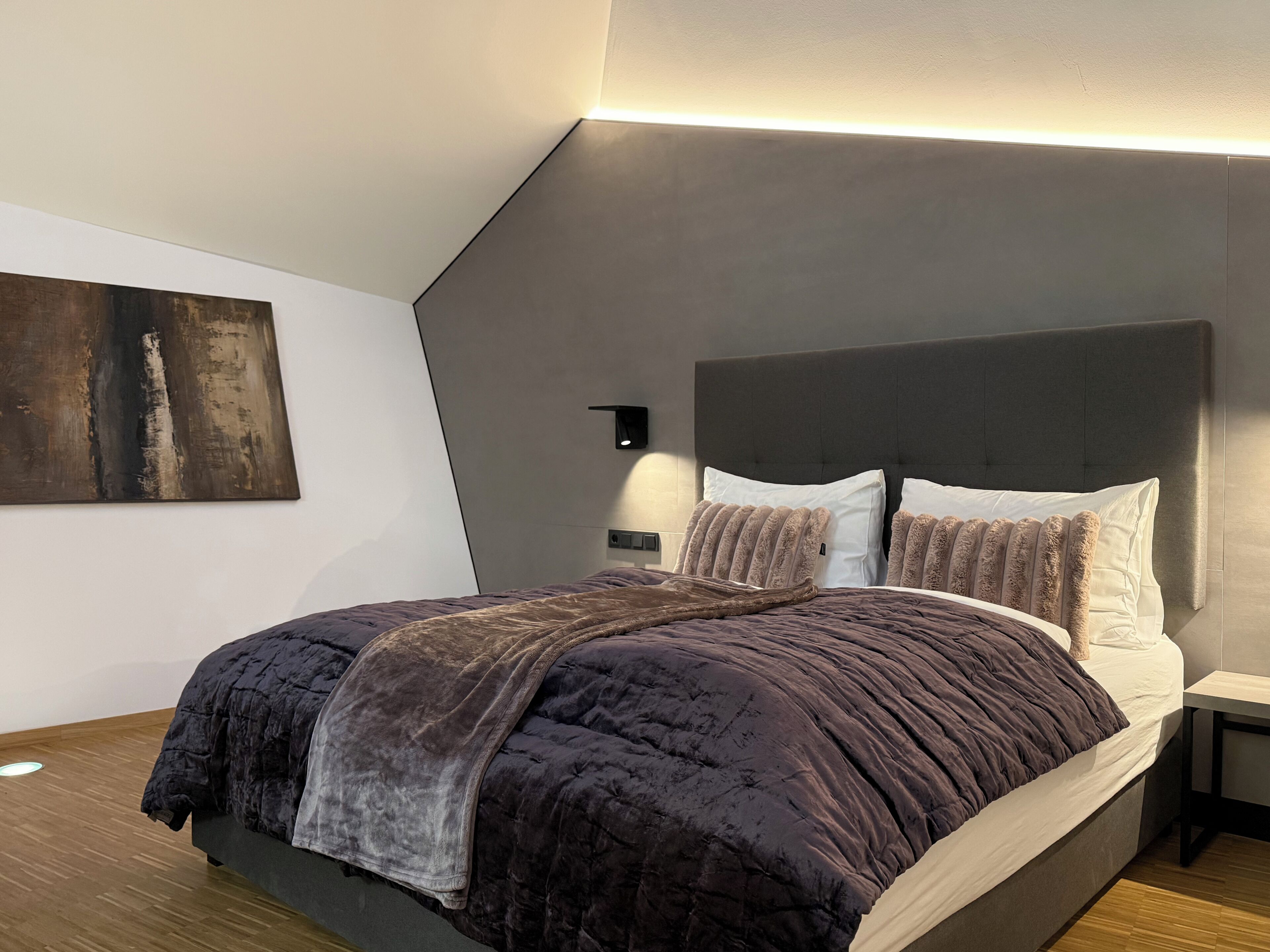 Premium bedding, in-room safe, desk, laptop workspace