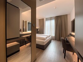 Double Room | In-room safe, desk, laptop workspace, free WiFi