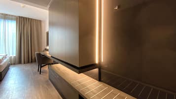 Dubbelrum | VÀrdeförvaringsskÄp pÄ rummet, skrivbord och arbetsyta för laptop