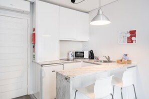Kühlschrank, Mikrowelle, Wasserkocher mit Kaffee-/Teezubehör, Toaster