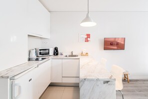 Jääkaappi, mikroaaltouuni, kahvin-/teenkeitin, leivänpaahdin