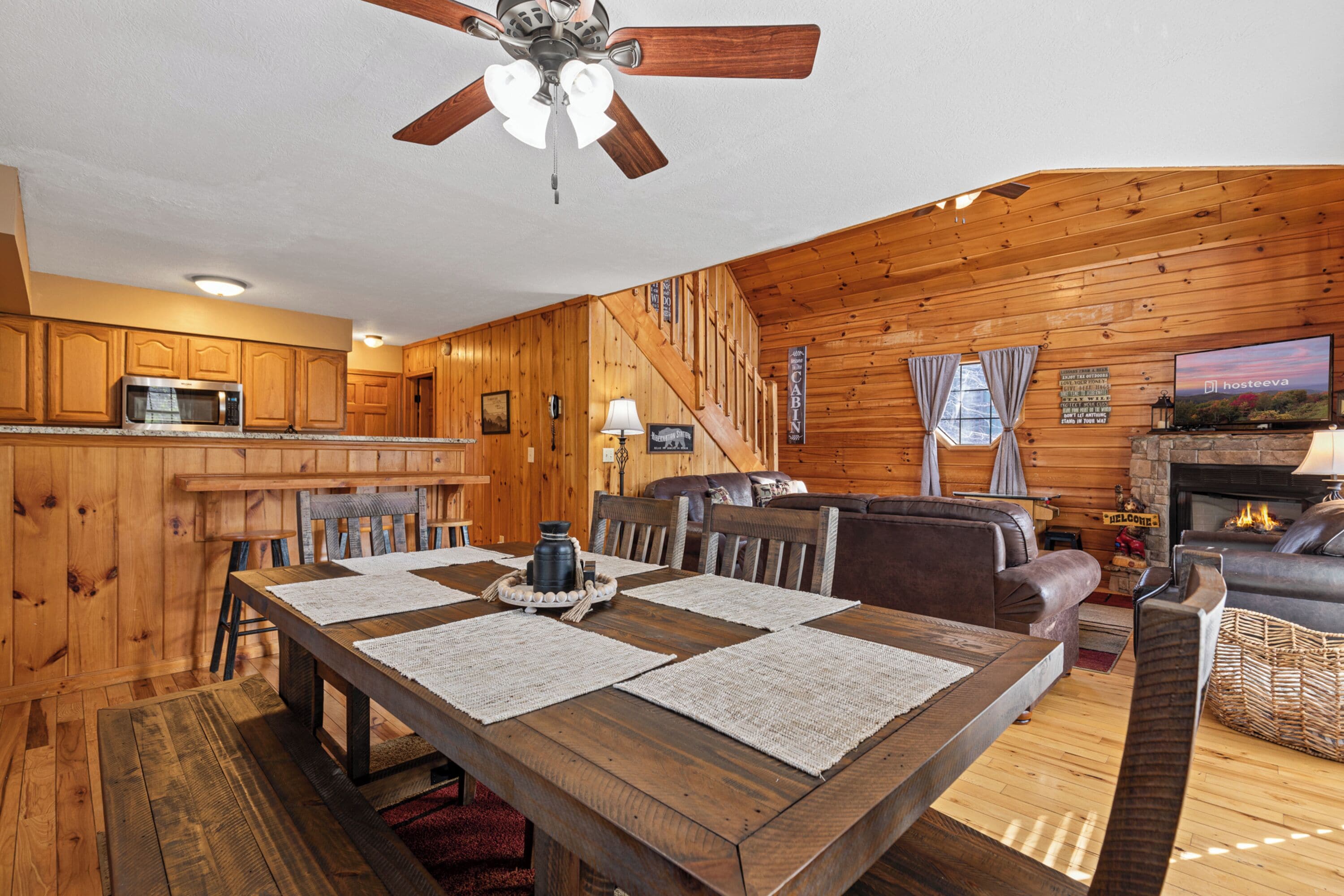 Un intérieur en bois comprenant une salle à manger, une cuisine et un espace de vie.