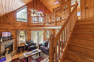 Family Cabin, 2 Bedrooms, Non Smoking, Mountain View | Living room | 43-inch Smart TV with cable channels