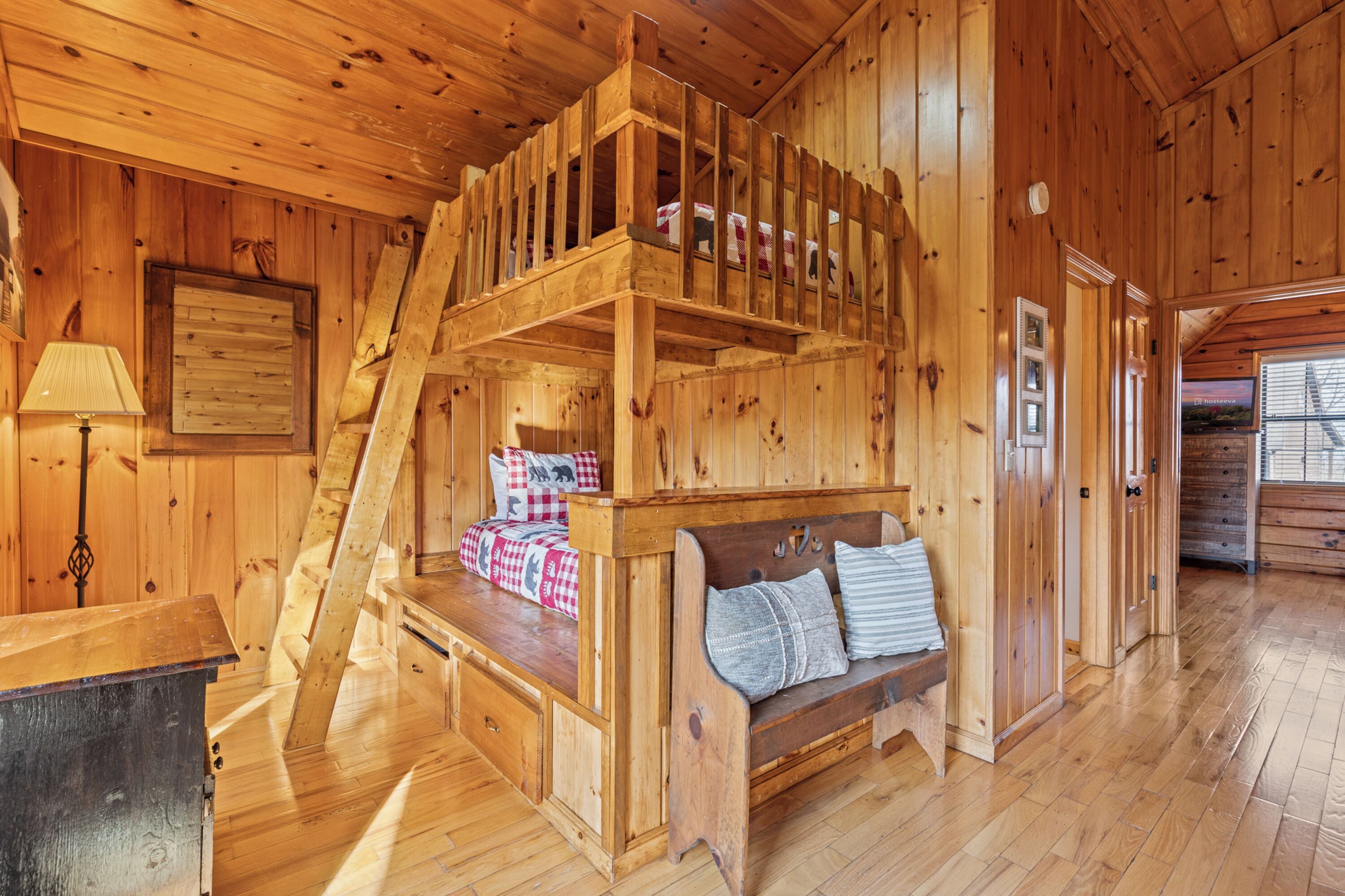 Chalet rustique familial, 2 chambres, non-fumeur, vue sur la montagne | 2 chambres, décor unique, ameublement unique