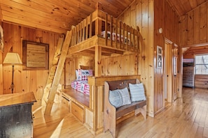 2 bedrooms, individually decorated, individually furnished - Bear Hideaway Cozy 3BR Cabin (Sevierville)