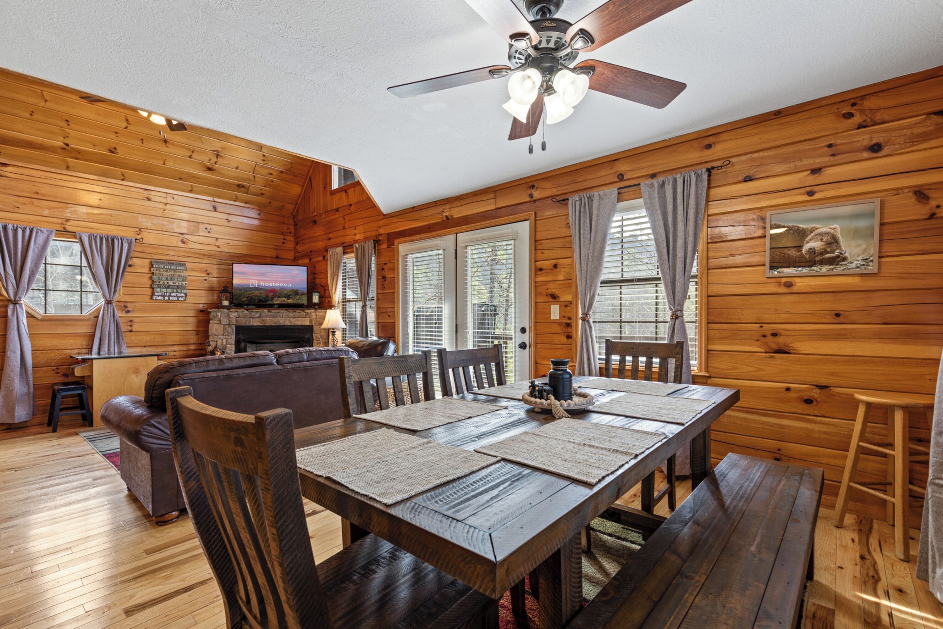 Chalet rustique familial, 2 chambres, non-fumeur, vue sur la montagne | Repas dans la chambre