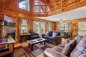 Family Cabin, 2 Bedrooms, Non Smoking, Mountain View | Living room | 43-inch Smart TV with cable channels