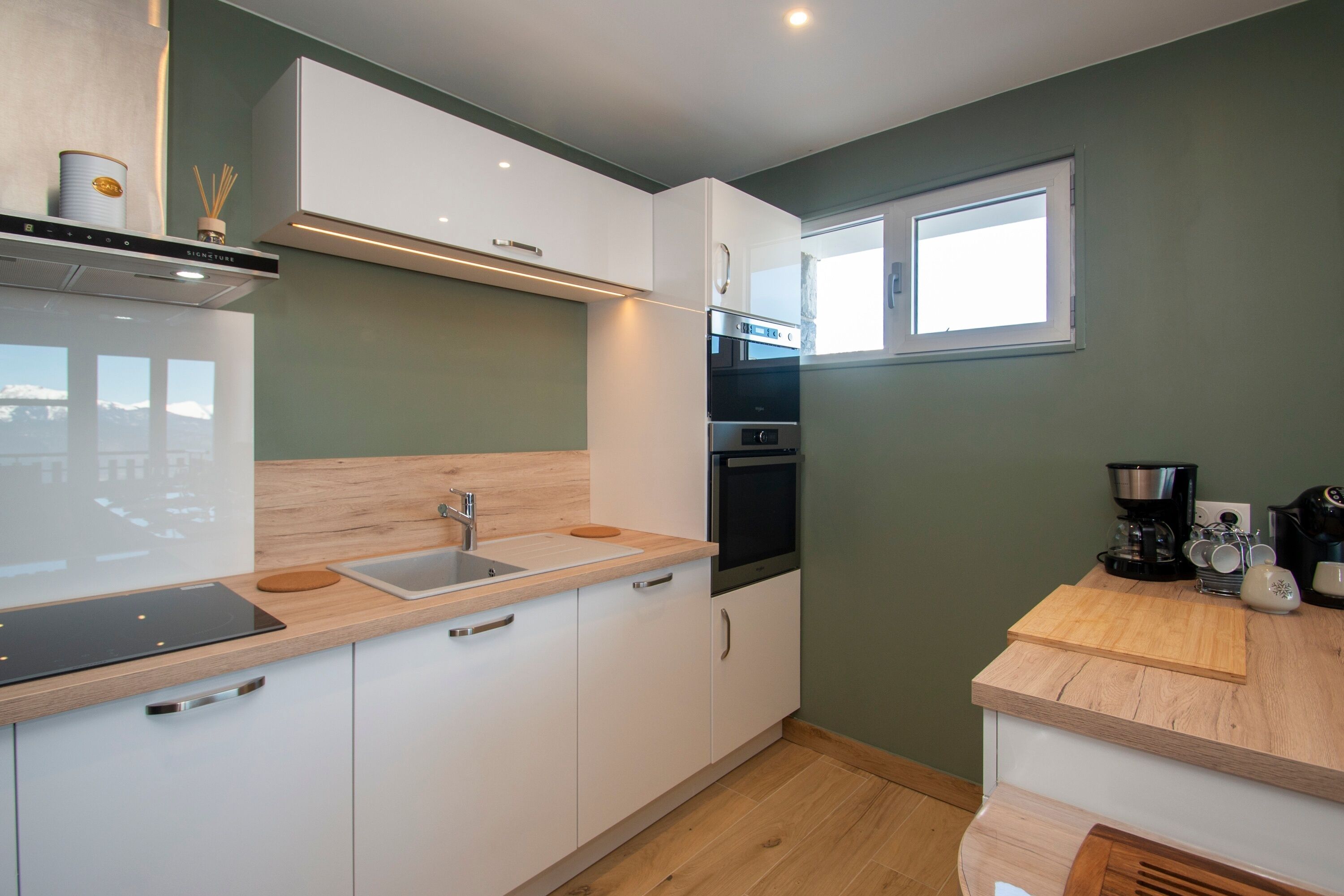 Een koelkast, een microgolfoven, een oven, een vaatwasser