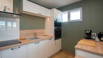 Een koelkast, een microgolfoven, een oven, een vaatwasser