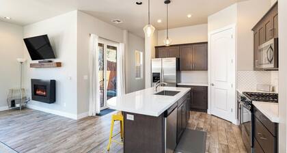 New-Sterling Stunner-Close to Snowbowl! Fireplace, Arcade, Garage!