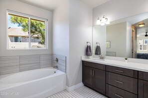 Een haardroger, handdoeken, zeep, shampoo