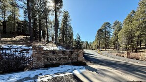 Un mur de pierres sur lequel est apposée une plaque indiquant « Pine Ridge ».