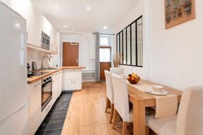 Refrigerador, microondas, horno y cafetera y tetera 