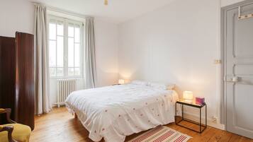 5 多间卧室、免费 WiFi、床单