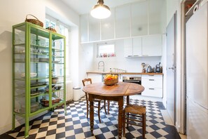 Een koelkast, een microgolfoven, een oven, een vaatwasser