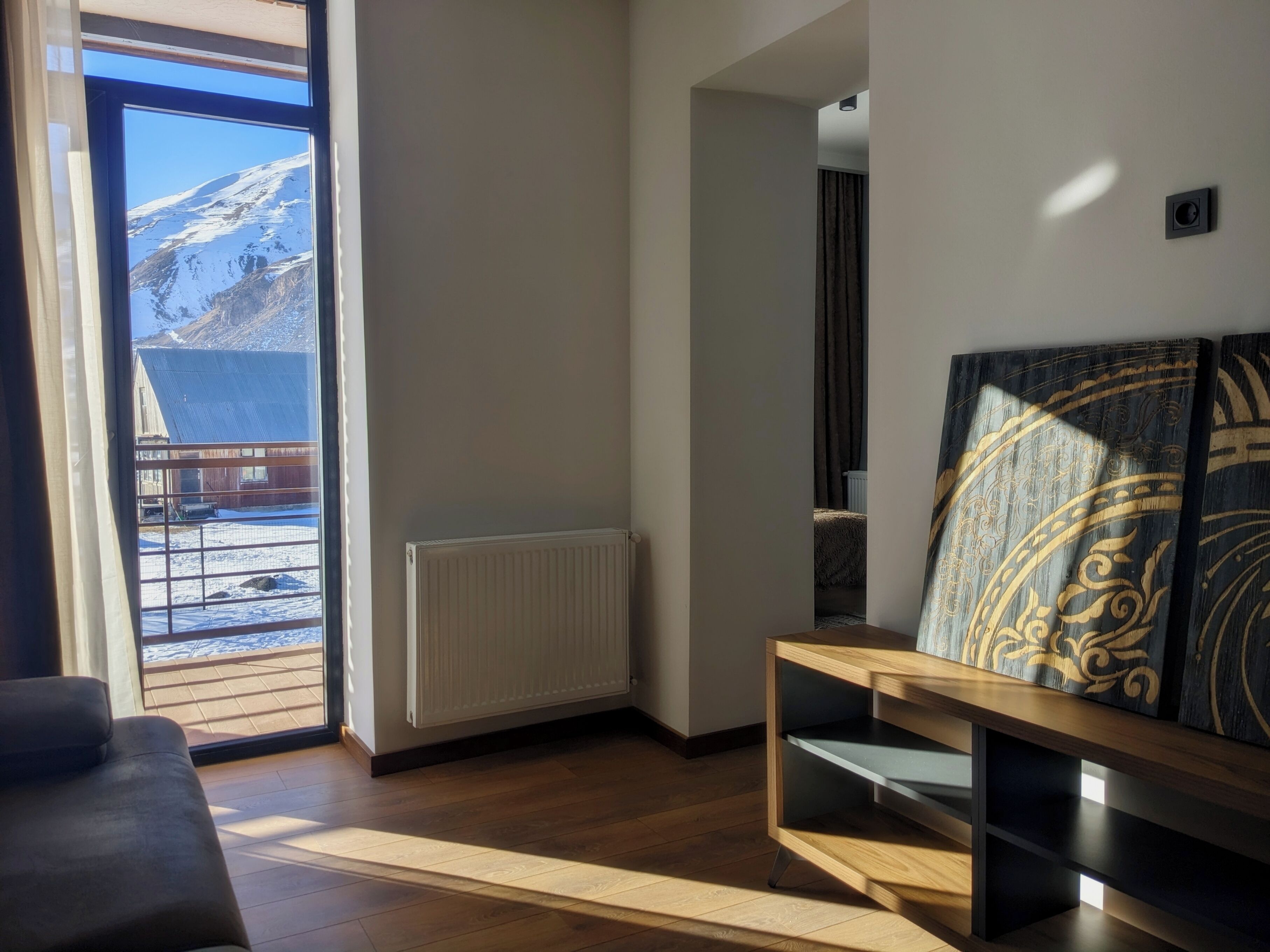 Suite familiar, balcón, vista a la montaña | Área de sala de estar