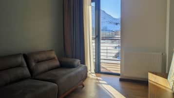 Suite familiar, balcón, vista a la montaña | Área de sala de estar