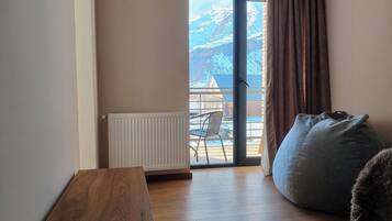 Double Room, Multiple Beds, Balcony, Mountain View | Living area