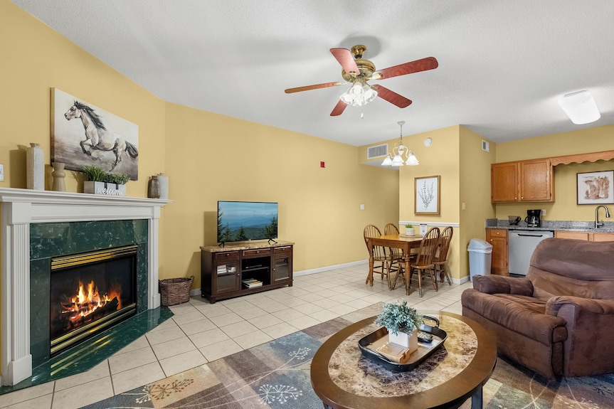 Parking Level, One Bed, One Bath Condo Walk-in Shower Located In Pigeon Forge - Pigeon Forge, TN
