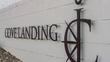 Un letrero con la palabra "COVELANDING" y un símbolo estilizado de ancla.