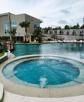 3 outdoor pools, free cabanas, pool umbrellas