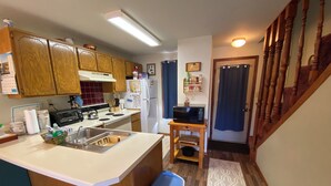 Coffee/tea maker, fridge, microwave, oven - Lakefront Aframe Cabin in Hardy on Kiwanie Lake with kayaks and private dock (Hardy)