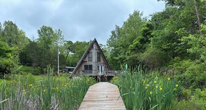 Hardy Lakefront Aframe Cabin + Kayaks