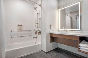 Sèche-cheveux, serviettes fournies, savon, shampoing