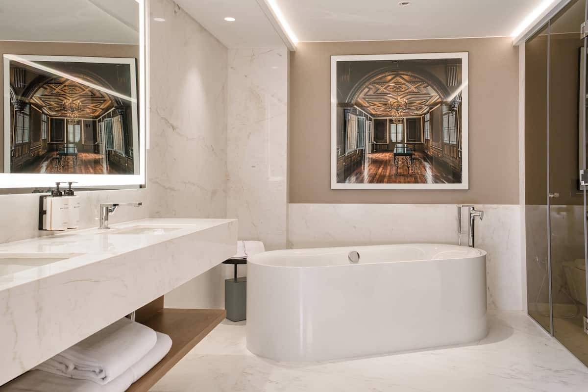 Baignoire et douche séparées, articles de toilette (gratuits)