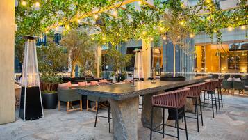 4 restaurants, breakfast, lunch, dinner served; Japanese cuisine