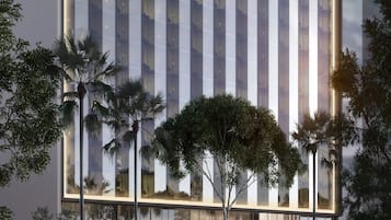 Vista frontal de la propiedad por la tarde o noche