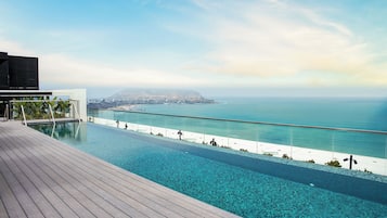 Utendørsbasseng, bassengparasoller og solsenger