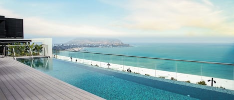 Piscine extérieure, parasols de plage, chaises longues