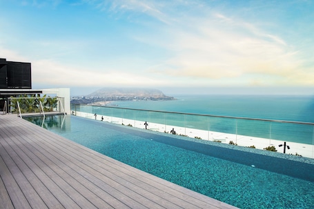 Outdoor pool, open 6:00 AM to 8:00 PM, pool umbrellas, sun loungers. Intercontinental Real Lima Miraflores by IHG