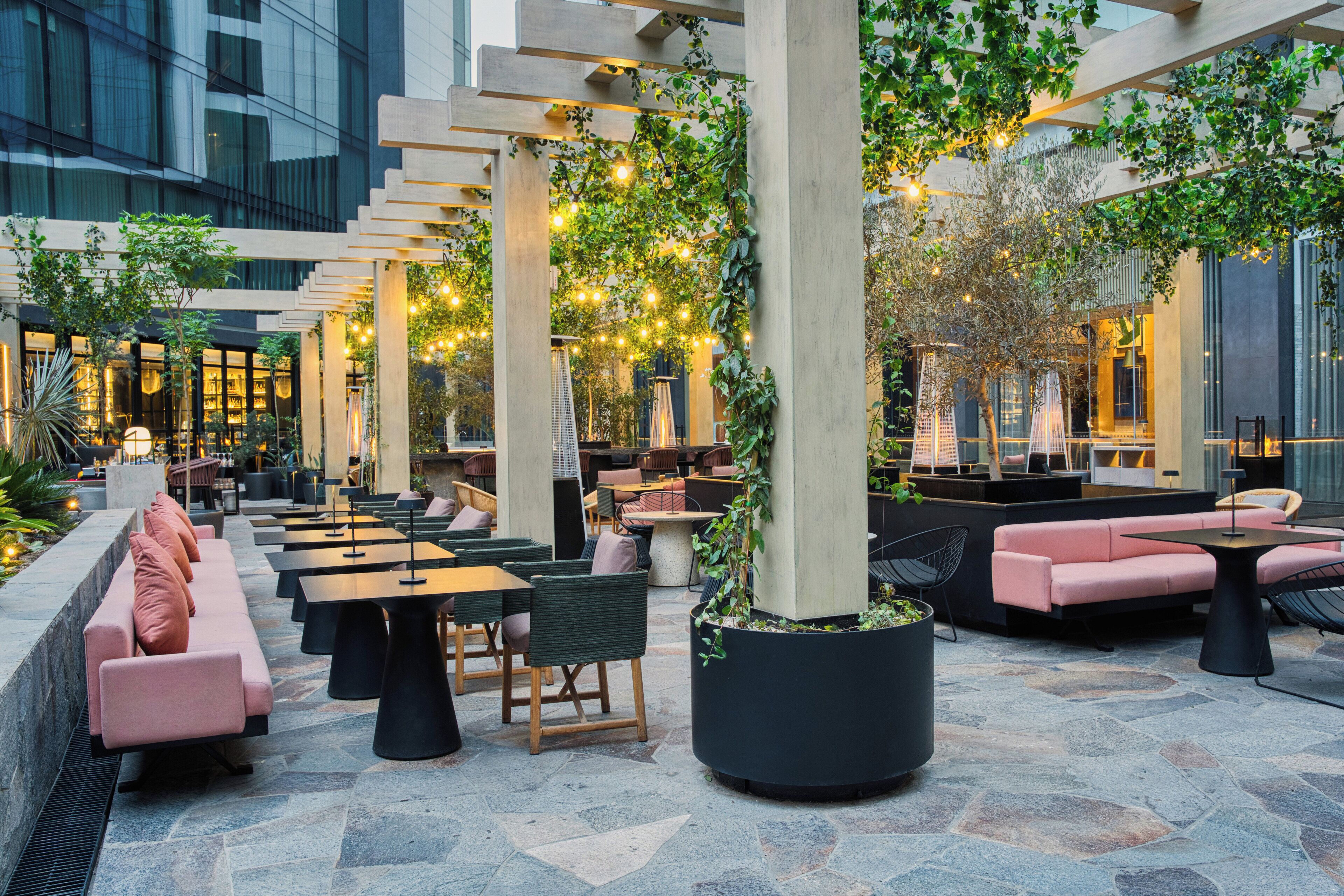 4 restaurants; breakfast, lunch, and dinner served