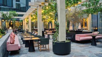 4 restaurants; breakfast, lunch, and dinner served