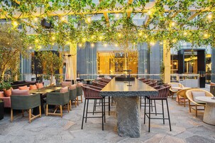 4 restaurantes; se sirve desayuno, almuerzo y cena; cocina japonesa