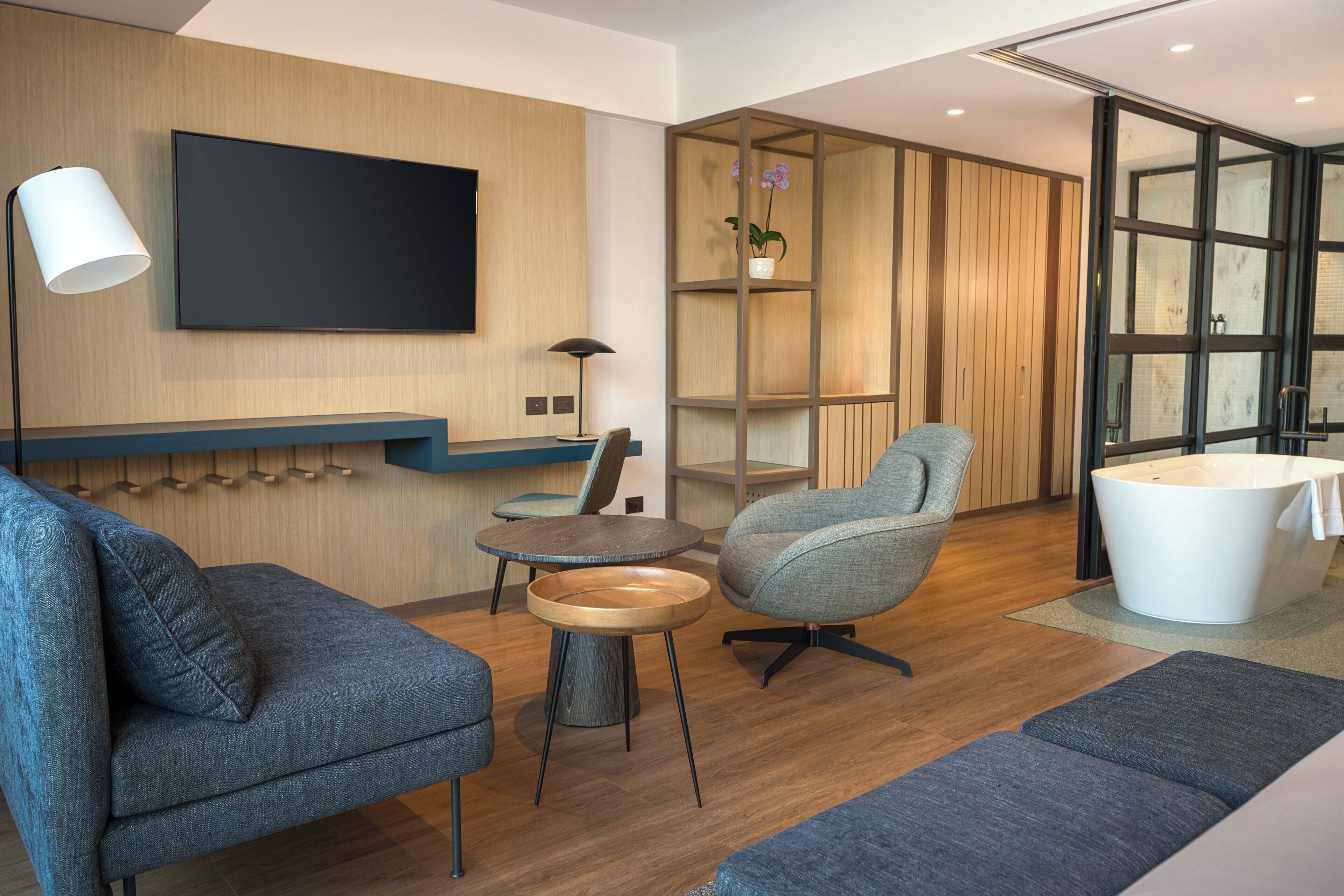 55-英寸纯平电视（配备有线频道）、Netflix、流媒体服务