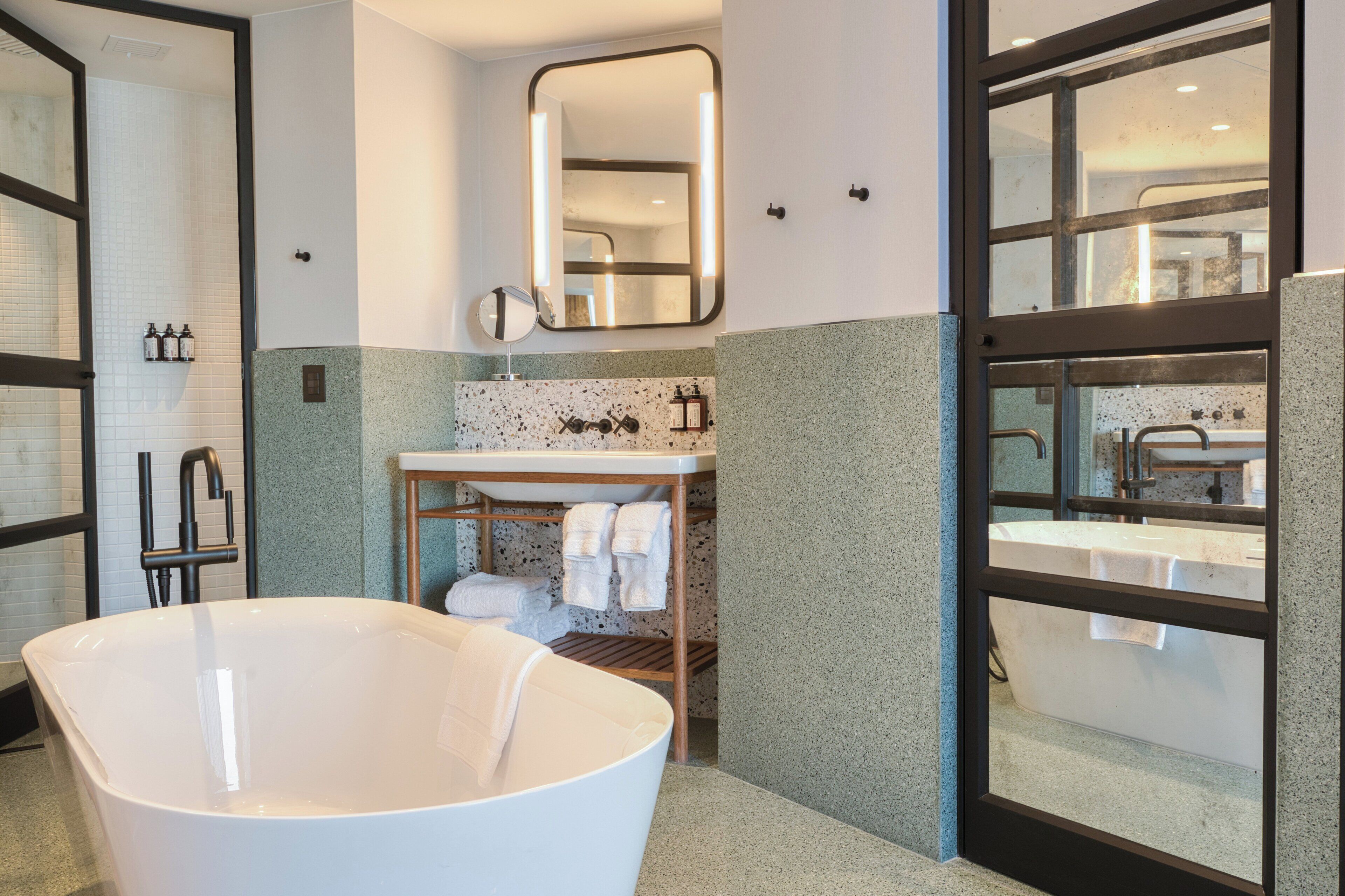 Ilmaiset hygieniatuotteet, hiustenkuivaaja, kylpytakit, pyyhkeet