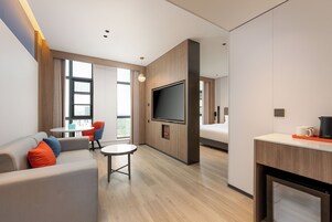 Suite, 1 King Bed | Premium bedding, down comforters, desk, laptop workspace