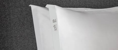 Una bolsa de papel blanca con una línea vertical y la palabra 'soft' escrita en ella.