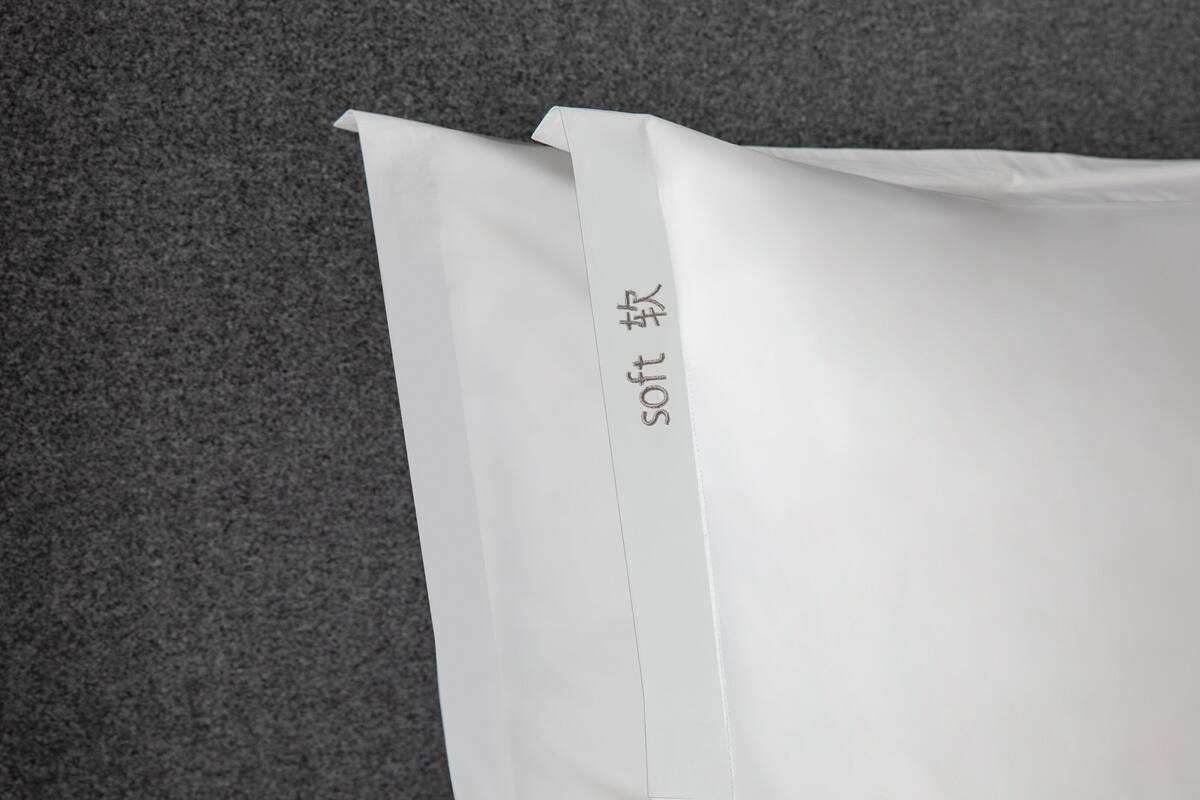Un sac en papier blanc orné d’une ligne verticale et sur lequel on peut lire le mot « doux ».