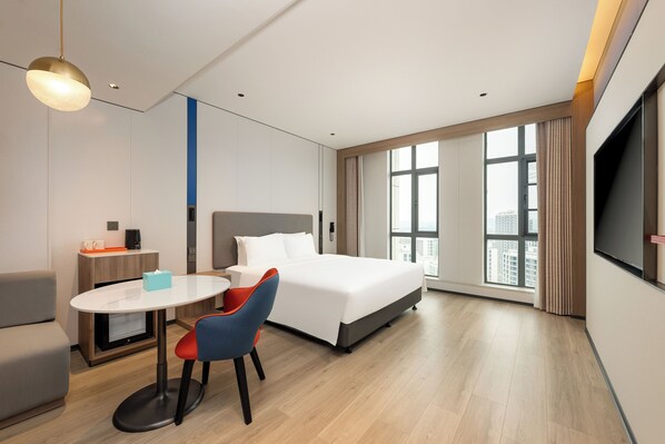 Premium bedding, down comforters, desk, laptop workspace - Holiday Inn Express Shangrao Railway Station by IHG (Shangrao)