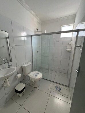 Vierbettzimmer, Meerblick | Badezimmer | Dusche, kostenlose Toilettenartikel, Handtücher, Seife
